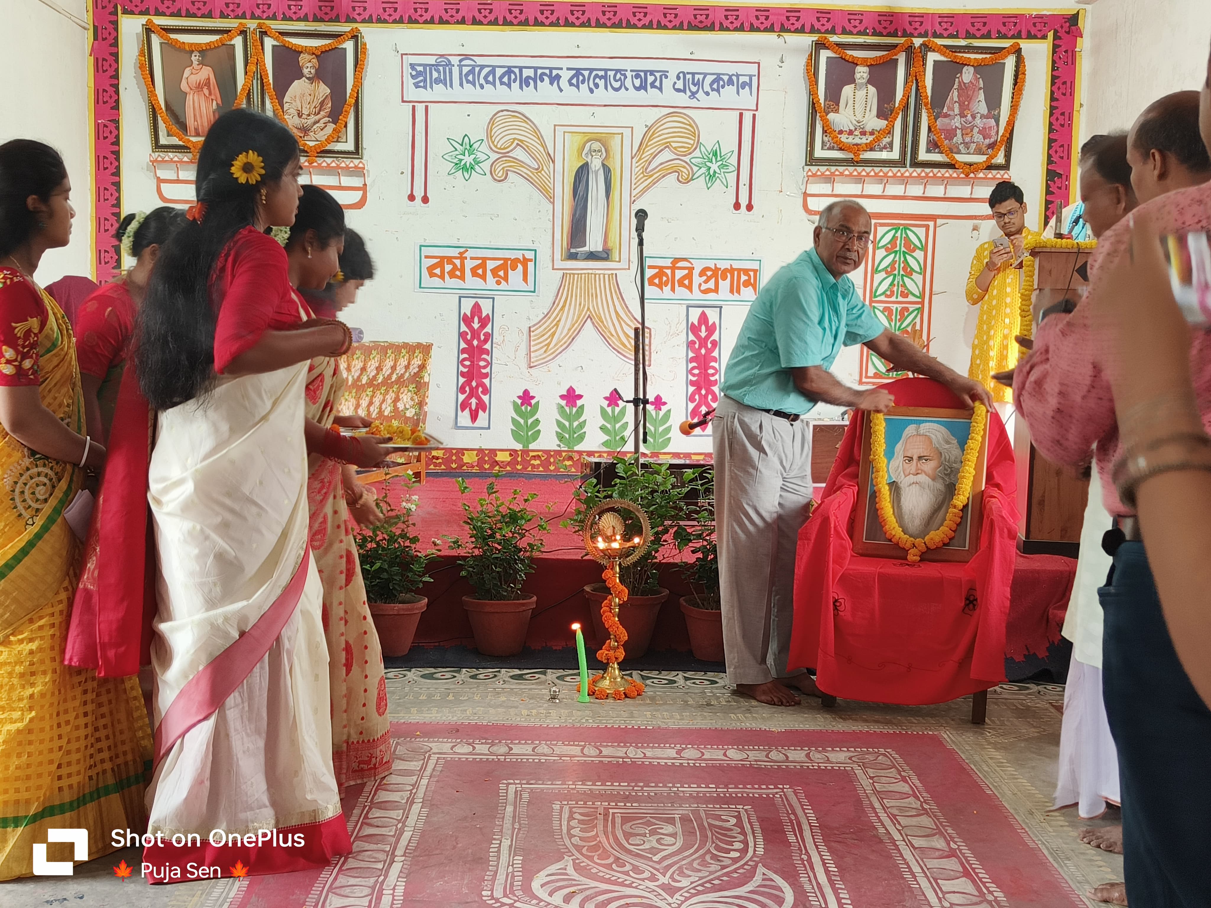 রবীন্দ্রনাথ ঠাকুরের প্রতিকৃতিতে মাল্যদান